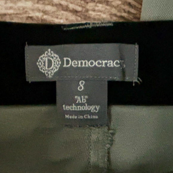 Wide-Leg Women's Jeans in Light Green - Picture 4 of 8